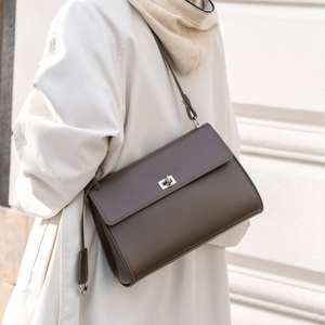 Nouveau sac carré de haute qualité style Lock Printemps/Été 2026 – Sac à bandoulière classique en cuir pour femme - Product Image 3