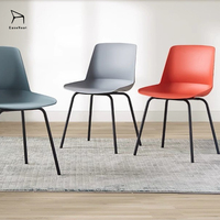 Chaise de salle à manger en plastique PP gris foncé abordable pour café, bistrot, espace commercial