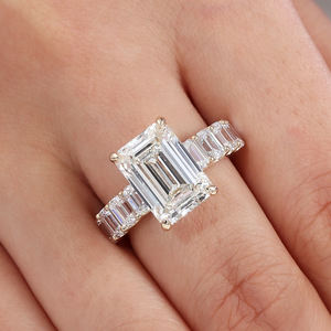 Anillos de compromiso de lujo de oro amarillo macizo de 18K, 14K, 10K con diamante de 5 quilates de corte esmeralda, certificado IGI, cultivado en laboratorio, diseño de anillo personalizado. - Product Image 3