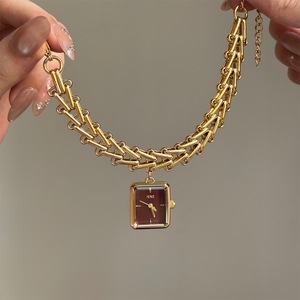 <span class=keywords><strong>Montre</strong></span> à Quartz IEKE <span class=keywords><strong>Femme</strong></span> Luxe Léger avec Chaîne <span class=keywords><strong>Triangle</strong></span> Antique et Pendentif Carré Niche Design Personnalisé Boîtier en Alliage - Product Image 3
