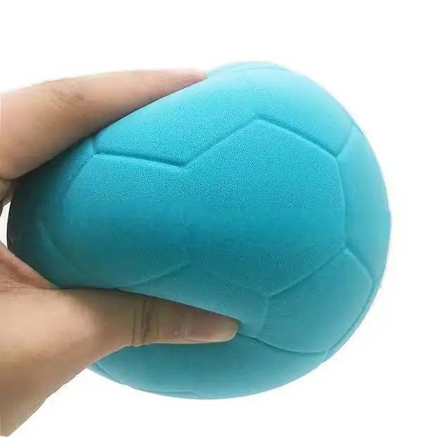 verkaufsschlager pu schaumstoff spielzeug basketball 10 cm hüpfball schwamm schüler schaumstoff fußball kinderspielzeugkugel
