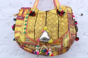 Bolsos Artesanales de Estilo Global Fusion, Bordados con Espejos Banjara Antiguos, Bolso de Hombro Étnico Gitano para Mujer - Product Image 2