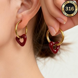Juego de pendientes de acero de titanio con forma de corazón rojo, aretes retro franceses con diseño de corazón y efecto de goteo de aceite, exquisitos y de nicho transfronterizo. - Product Image 1