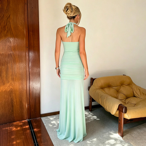Vestido de noche estilo sirena verde con cuello halter, espalda descubierta y volantes fruncidos, ideal para vacaciones en la playa. - Product Image 5