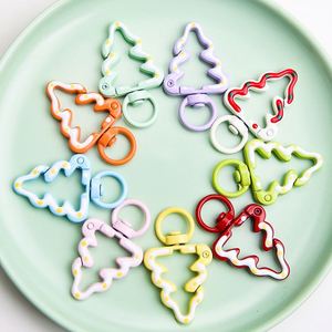 Llavero con broche de resorte de aleación, hecho a mano, con diseño de árbol de Navidad pintado a color y anillo abierto, accesorio de joyería DIY - Product Image 2