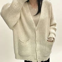 Nouvelle collection automne-hiver : Pull rétro doux à col en V pour femme, tricoté épais, ample et chaud, polyvalent, idéal pour l'extérieur. Vente en gros, personnalisation OEM/ODM.