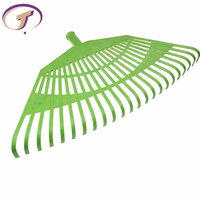 Râteau de jardin vert en plastique à dents éventailées avec manche en bois pour l'élimination des feuilles, l'entretien des pelouses et les travaux de paysagisme commercial saisonniers