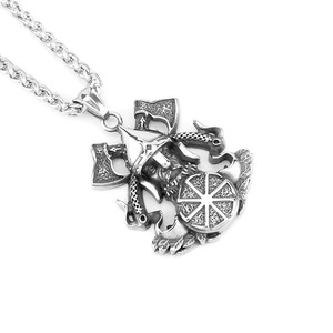 Collana da Uomo Retrò in Acciaio Inossidabile con Ciondolo Ascia del Dio della Guerra Vichingo e Amuleto Runico - Vendita all'Ingrosso - Product Image 1