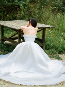 Robe de mariée légère de style français, Robe de mariée sans bretelles en dentelle pour extérieur, Robe de mariée en satin à traîne, Robe de cérémonie blanche - Product Image 3