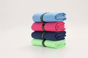 Serviette de sport et de plage en microfibre à séchage rapide, couleur unie moderne, imprimée sur mesure, anti-sable et absorbante - Product Image 4