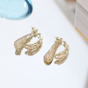 Boucles d'oreilles clous pour femmes, haut de gamme et raffinées, en cuivre avec incrustation de zircon, taille princesse, plaqué or 14 carats, design géométrique, polyvalentes et tendance - Product Image 4