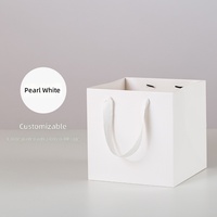 Sacs en papier carrés en gros avec poignée, sacs cadeaux en carton écologiques portables