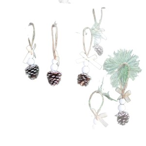 Ornement suspendu en forme de cône de pin en bois de Noël avec perles blanches et ruban, décoration de style rustique pour arbre ou décoration intérieure - Product Image 5