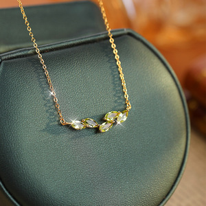 Colgante de flor de glicinia con 9 piedras de cristal natural, collar de plata de ley S925 para mujer, cadena de clavícula simple y refinada. - Product Image 5