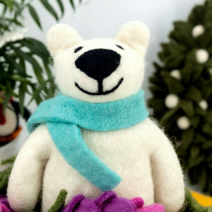 Adorno Navideño y de San Valentín de Oso Polar Hecho con Fieltro Agujado - Hecho a Mano de Forma Ética y Comercio Justo - Product Image 2