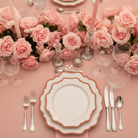 Assiettes de présentation en céramique rose avec bordure dorée festonnée - Ensemble de décoration de table pour mariage, réception, fête prénuptiale et fiançailles