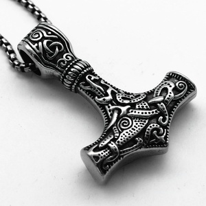 จี้รูปค้อนธอร์สไตล์เรโทรทำจากไทเทเนียมสตีล สร้อยคอแฟชั่นสำหรับผู้ชายและผู้หญิง เหมาะสำหรับนักขี่มอเตอร์ไซค์ ดีไซน์ทันสมัยและมีเสน่ห์ - Product Image 3