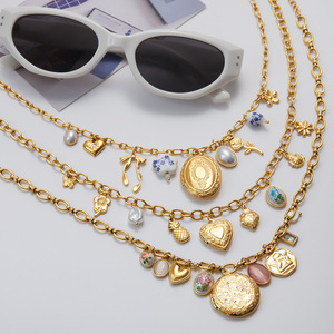 Colgantes de Acero Inoxidable con Baño de Oro de 18K: Perlas, Mariposas, Flores, Piñas, Corazones y Cajas de Fotos – Joyería de Regalo - Product Image 4