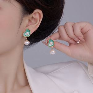 Pendientes Versátiles de Alta Gama con Diseño de Pintura al Óleo de Estilo Chino, Hoja de Lotus Colorida, Imitación de Concha de Caballito, Perlas, Aretes Modernos - Product Image 2