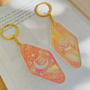 Vente en gros de porte-clés en acrylique avec logo personnalisé Porte-clés en acrylique avec dessin animé Porte-clés rétro pour hôtel - Product Image 2