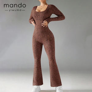 بدلة رياضية نسائية من النايلون عالية المرونة بنمط التاي داي وطبعة الفهد من مصنع تشجيانغ - Product Image 5