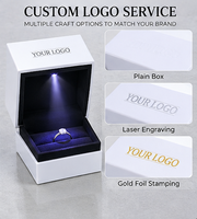 Boîte à bijoux de luxe en forme carrée avec finition laquée en plastique, doublure en velours et éclairage LED, pour boucles d'oreilles, pendentifs et bagues, prix usine en gros