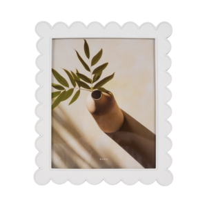 Cornice Decorativa con Bordo Ondulato 8x10 Pollici in Resina per Arredamento Casa, Esposizione su Tavolo o Mensola, Decorazione per Soggiorno - Product Image 1