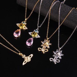 Nouveau collier pendentif en zircon étoile Saturne tendance pour femmes et hommes en acier titane avec chaîne plaquée or - Product Image 4