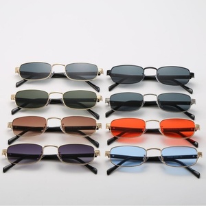 Lunettes de soleil vintage à monture carrée, style old money, chic et haut de gamme, parfaites pour les vacances – modèles à monture étroite pour hommes et femmes - Product Image 4