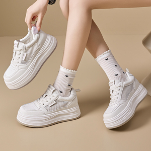 รองเท้าผ้าใบตาข่ายสีขาวสำหรับผู้หญิง รุ่นใหม่ประจำฤดูร้อนปี 2026 รองเท้าผ้าใบพื้นหนาแบบสวม ดีไซน์ทันสมัย ใส่ได้หลากหลายโอกาส - Product Image 3