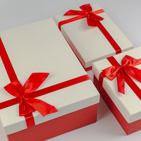 Boîte d'emballage en papier de qualité supérieure, élégante, rouge et blanche, ensembles de boîtes cadeaux avec de grands nœuds en satin - Plusieurs tailles disponibles