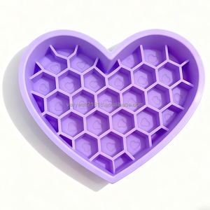 ชามอาหารสุนัขซิลิโคนรูปหัวใจแบบรังผึ้ง 2 ช่อง รุ่น Saint Valentine 2025 พร้อมแผ่นรองรูปหัวใจ 2 in 1 ช่วยให้สัตว์เลี้ยงกินอาหารช้าลงและเลียได้ - Product Image 5