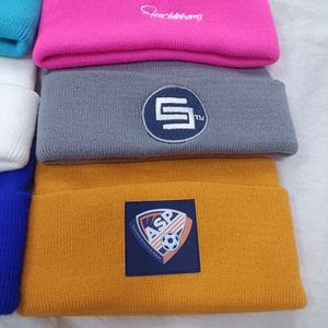 Bonnet tricoté personnalisé avec logo pour adultes, enfants et bébés – Idéal pour le ski et le patinage en extérieur – Collection Automne-Hiver - Product Image 4