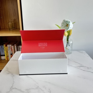 Caja de Regalo Blanca y Roja de Lujo con <span class=keywords><strong>Detalles</strong></span> en Relieve Personalizados <span class=keywords><strong>para</strong></span> Empaque Premium, Envoltura Elegante <span class=keywords><strong>para</strong></span> Regalos y Ocasiones Especiales - Product Image 4