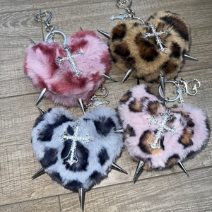 <span class=keywords><strong>Huya</strong></span> Xiaoge Y2K Hot Girl Llavero de Peluche con Estampado de Leopardo, Colgante de Corazón y Remache Cruzado, Decoración para Mochila - Product Image 3