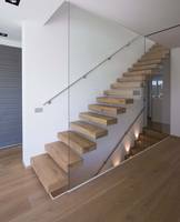 Escalier droit Prima avec marches en bois et composants en fer, design moderne et durable pour une utilisation en intérieur dans les entrepôts et les hôtels