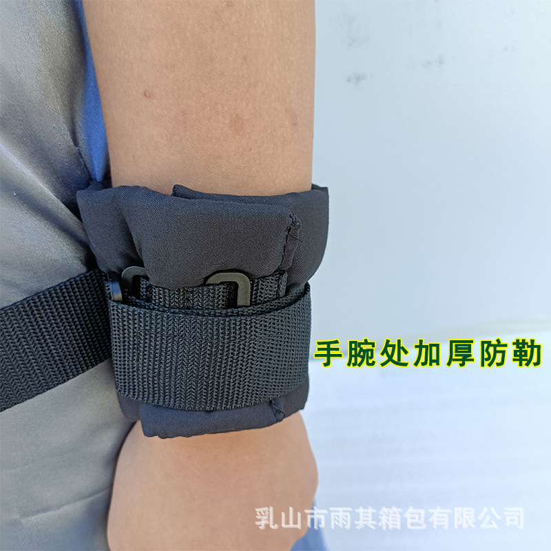 Bracelet noir, ceinture et attache pour les mains.