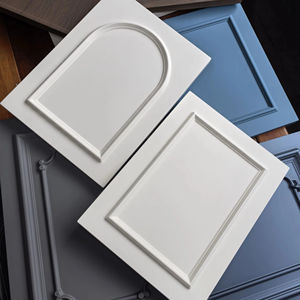 Gabinetes de Cocina Modernos de Madera Sólida de Pino con Paneles de Cerámica, Modelo RTA, Resistentes al Agua, Puertas Blancas, Fácil Instalación, Marca Home WIT PRODUCE - Product Image 1