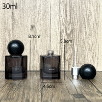 30ml-100ml Bouteille de parfum en verre à encre noire Pulvérisateur à pompe carrée avec surface de gravure acide et glaçage pour usage cosmétique