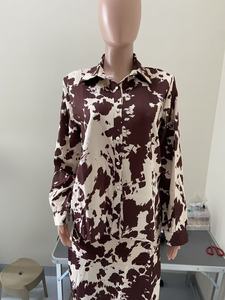 Conjunto <span class=keywords><strong>de</strong></span> 2 piezas <span class=keywords><strong>de</strong></span> ropa vaquera al por mayor: Camisa <span class=keywords><strong>de</strong></span> manga larga asimétrica con botones y estampado <span class=keywords><strong>de</strong></span> <span class=keywords><strong>vaca</strong></span> estilo western 2026 y <span class=keywords><strong>falda</strong></span> maxi con abertura. - Product Image 4