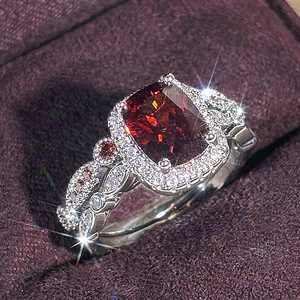 Anello Classico da Donna in Ottone con Incastonatura Pavé, Elegante Anello di Fidanzamento con Gemma, Gioiello di Moda - Product Image 5