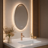 Miroir de salle de bain intelligent ovale haut de gamme avec LED et fonction anti-buée. Miroir de vanité moderne de luxe rétroéclairé avec capteur tactile et cadre doré.