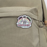 Épinglette fantaisie en émail à motif squelette coloré et citation, badge métallique élégant pour accessoire vestimentaire quotidien