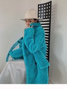 Cappotto invernale <span class=keywords><strong>Oversize</strong></span> lungo da donna in pelliccia di montone color cachi e pelliccia di orsacchiotto lavorata - Product Image 3