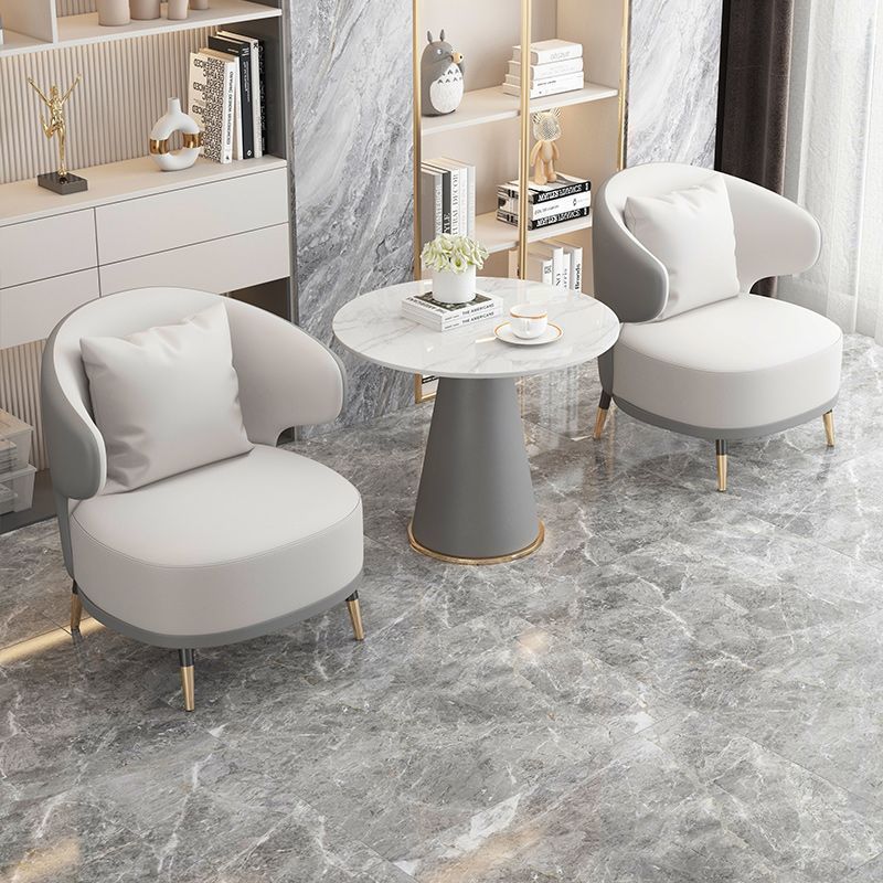 Premium grigio, un tavolo e due sedie