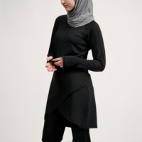 Tunique de sport modeste personnalisée OEM à manches longues pour femme en jersey de coton et élasthanne avec empiècements pour pouces et ourlet asymétrique, tenue de sport hijab