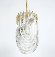 Suspension moderne en laiton et verre incurvé de petite taille en verre de Murano pour le salon, la chambre et la salle à manger.