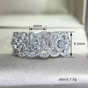 Anello Floreale Traforato da Donna, Design Elegante a Cerchio Completo, Gioiello Minimalista di Lusso per Uso Quotidiano - Product Image 4