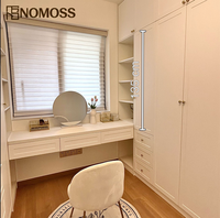 Conception de dressing sur mesure de luxe moderne avec organisation personnalisée pour les intérieurs de villas haut de gamme