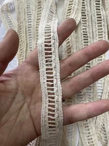شريط دانتيل أبيض مطرز عالي الجودة من البوليستر بتصميم مجوف دقيق للبيع بالجملة - Product Image 2